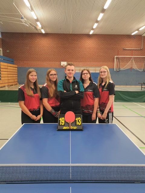 Mädchen Mannschaft vom TV Büren von links: Nadine Lüttjann, Larissa Schneider, Trainer Jan Litschke, Paula Kaiser, Milena Klenter