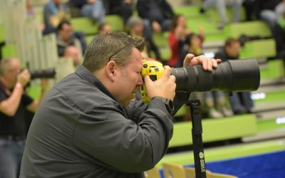 DER MANN MIT DER GELBEN KNIPSE