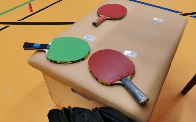 ES WIRD BUNT AM TISCH