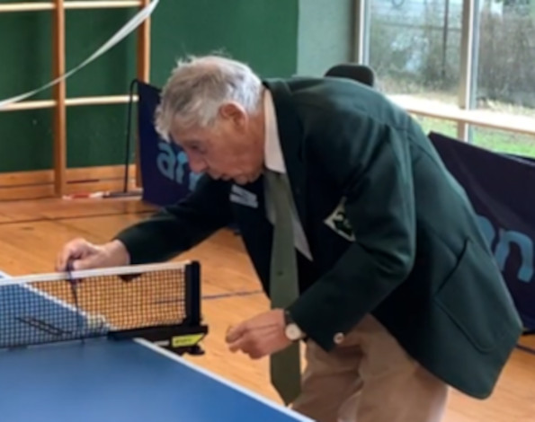 P.W.: EINE LEGENDE TRAT AB.