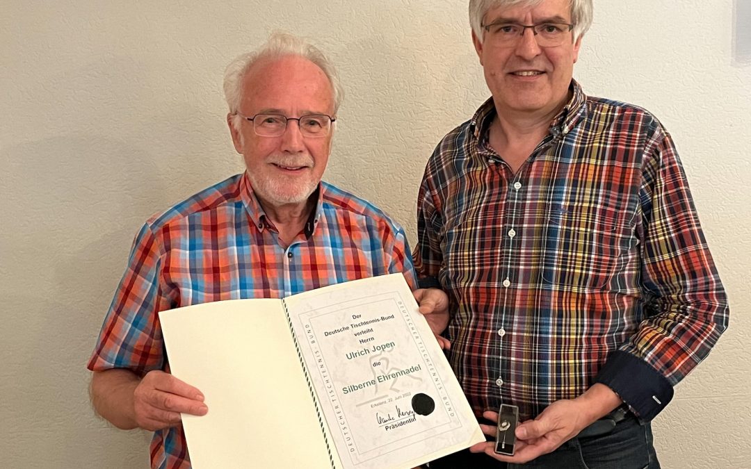 Silberne Ehrennadel auf Kreistag überreicht